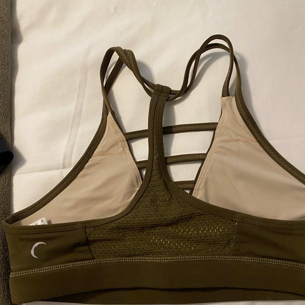 Olive zyia sports bra size large fits like a medium - Picture 2 of 3